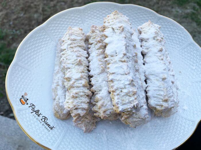 Piscoturi - biscuiti spritati cu ulei, unt sau untura Piscoturi - biscuiti spritati cu ulei, unt sau untura