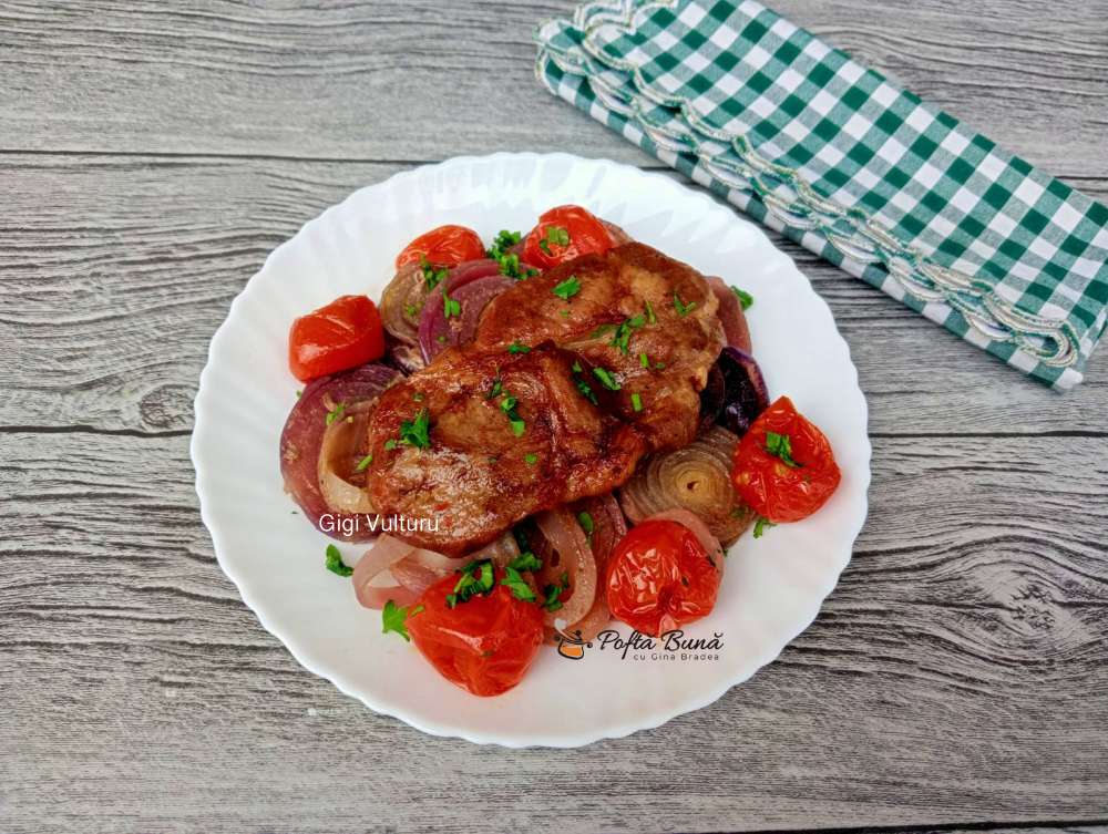 Ceafa de porc pe pat de ceapa la cuptor Ceafa de porc pe pat de ceapa la cuptor