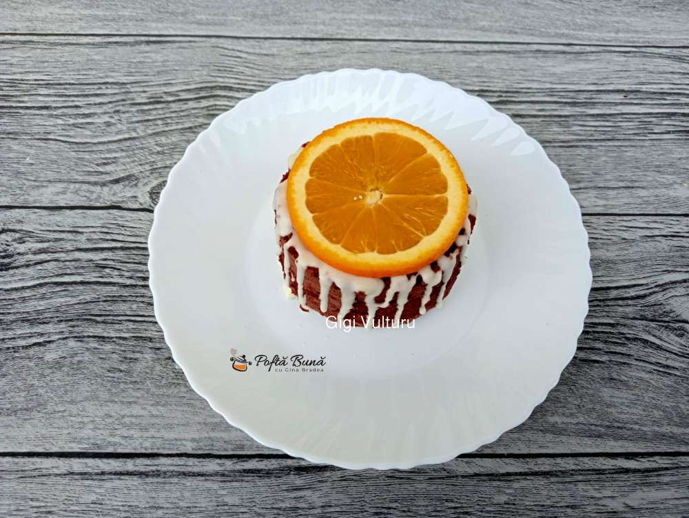 Mini rulade cu banane, crema de ciocolata si portocale Mini rulade cu banane, crema de ciocolata si portocale