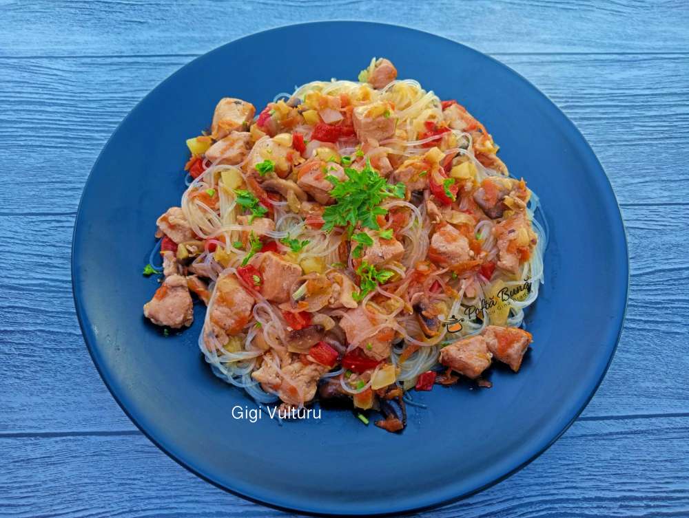 Noodles cu carne de pui si legume Noodles cu carne de pui si legume
