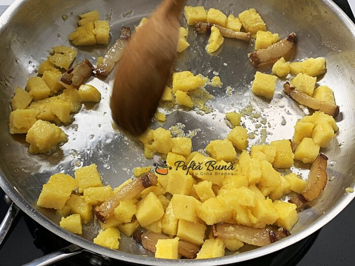 Omleta taraneasca reteta cu mamaliga, sunca si ceapa verde Omleta taraneasca reteta cu slanina mamaliga si ceapa verde gina bradea 6 700x525 - Omleta taraneasca reteta cu mamaliga, sunca si ceapa verde