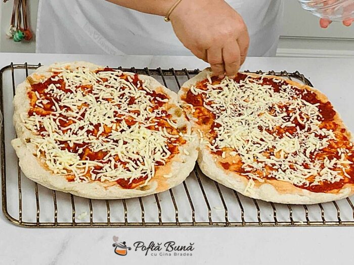 Pizza ieftina cu ciuperci masline mozzarella reteta gina bradea don fabrizio 2 700x525 - Pizza ieftina cu ciuperci si masline