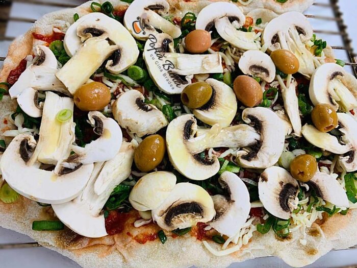  Pizza ieftina cu ciuperci si masline