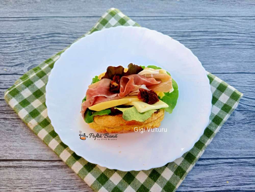 Aperitiv cu rosii uscate si prosciutto Aperitiv cu rosii uscate si prosciutto