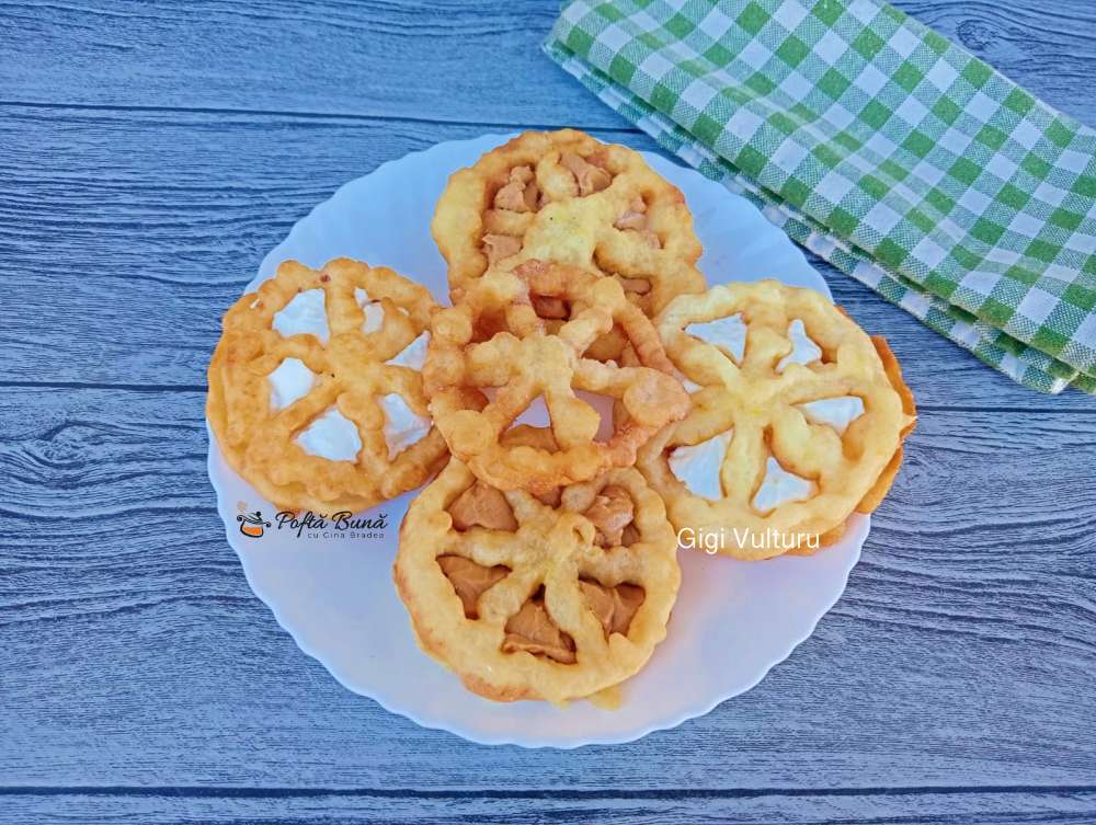 Baci panteschi - flori din aluat de clatite Baci panteschi - flori din aluat de clatite