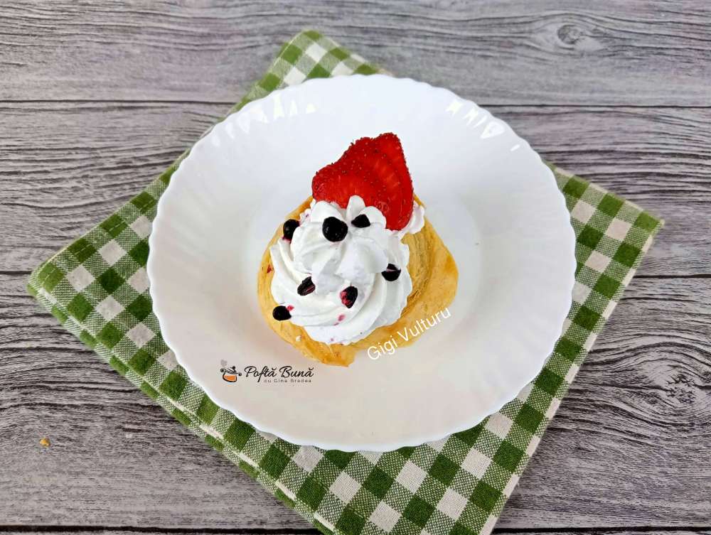 Foietaj cu crema de ciocolata si frisca Foietaj cu crema de ciocolata si frisca