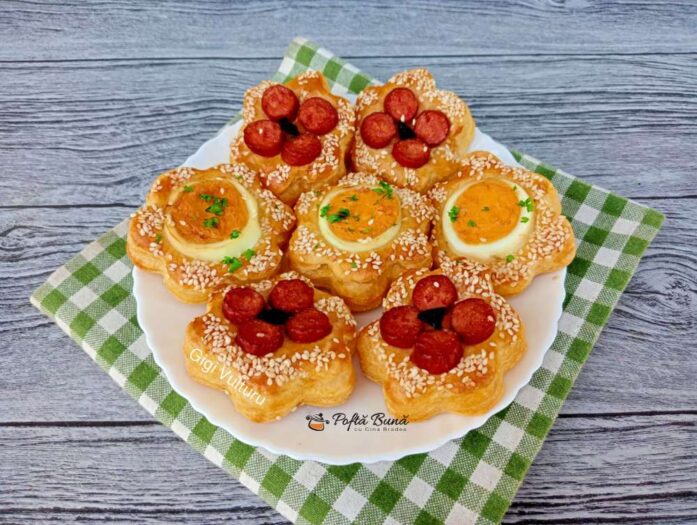 Cornuri aperitiv din foietaj cu salam si cascaval foietaj oua carnati reteta gina bradea 1 697x525 - Cornuri aperitiv din foietaj cu salam si cascaval