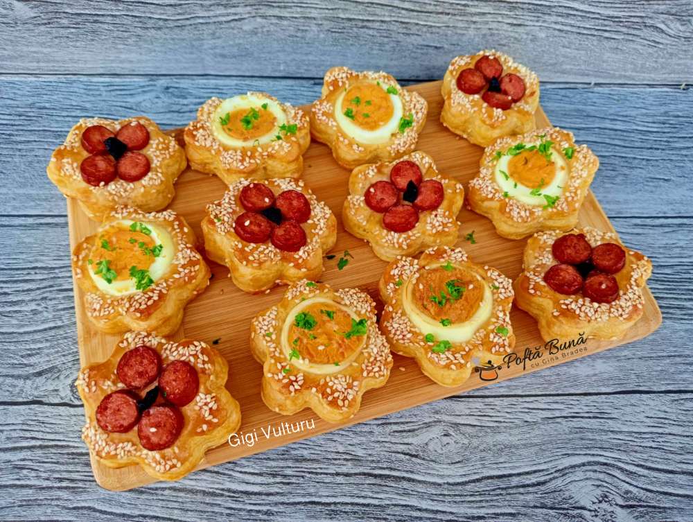 Foietaj cu oua si carnati Foietaj cu oua si carnati