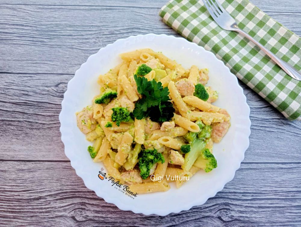 Paste cu piept de pui, broccoli si smantana paste piept pui broccoli smantana reteta gina bradea 1 - Paste cu piept de pui, broccoli si smantana