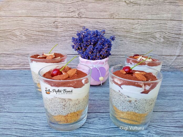 Cheesecake la pahar cu cafea si seminte de chia