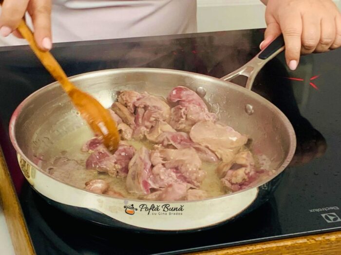 ficatei pui ceapa oua reteta gina bradea 2 700x525 - Ficatei cu ceapa si oua, la tigaie