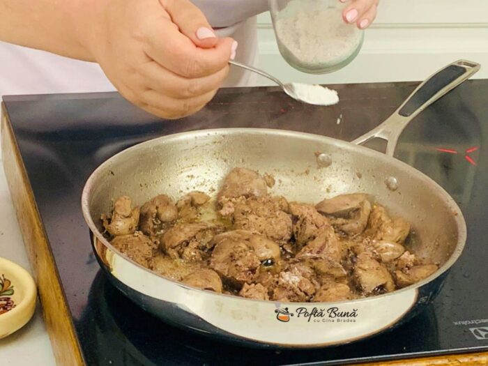 ficatei pui ceapa oua reteta gina bradea 3 700x525 - Ficatei cu ceapa si oua, la tigaie