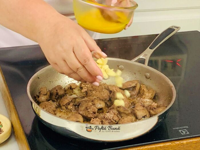 ficatei pui ceapa oua reteta gina bradea 4 700x525 - Ficatei cu ceapa si oua, la tigaie