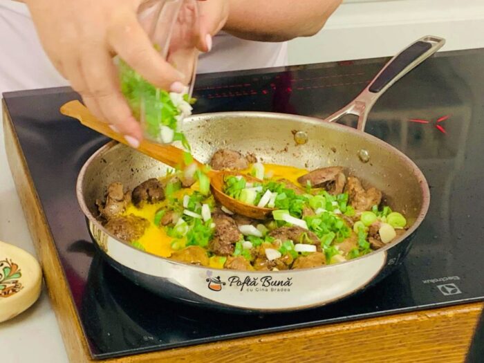 ficatei pui ceapa oua reteta gina bradea 6 700x525 - Ficatei cu ceapa si oua, la tigaie