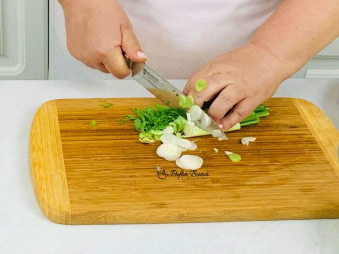 salata de pui castraveti iaurt reteta gina bradea 10 700x525 - Salata de pui cu castraveti si iaurt