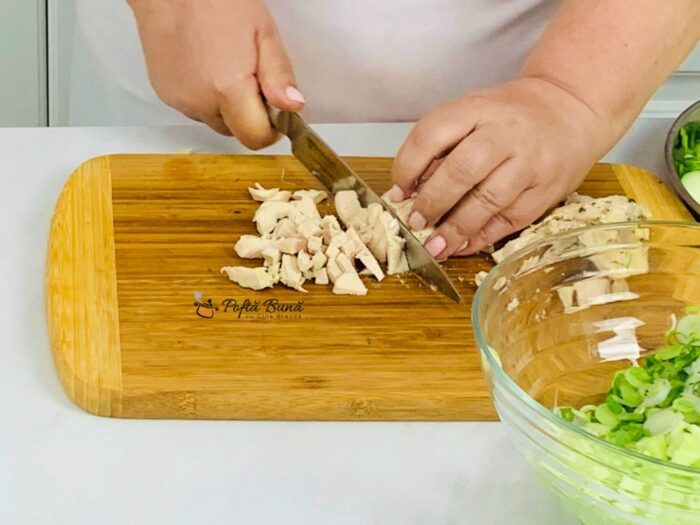 salata de pui castraveti iaurt reteta gina bradea 9 700x525 - Salata de pui cu castraveti si iaurt