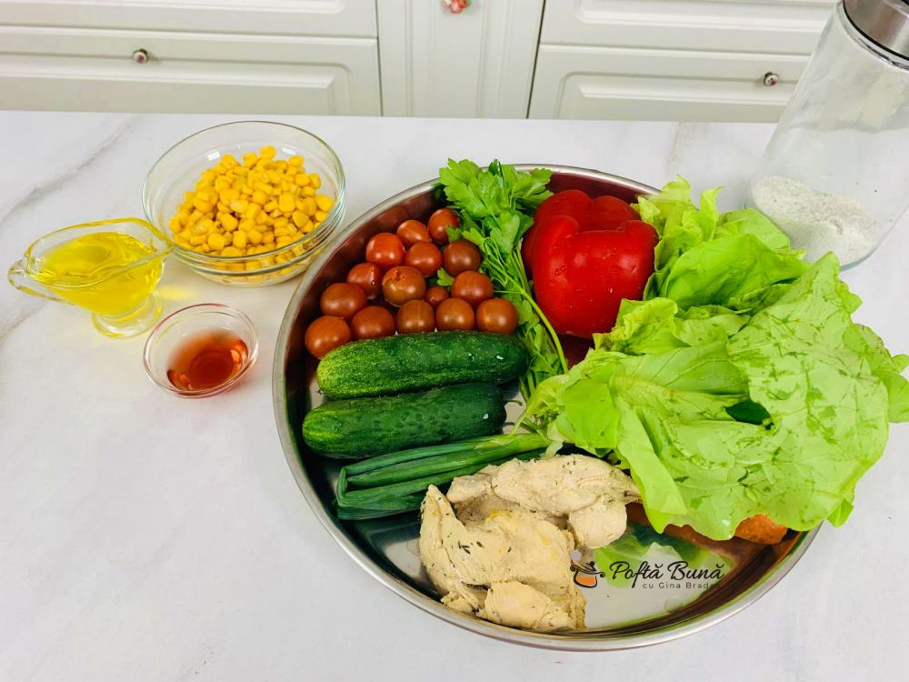 Salata cu piept de pui, rosii si castraveti