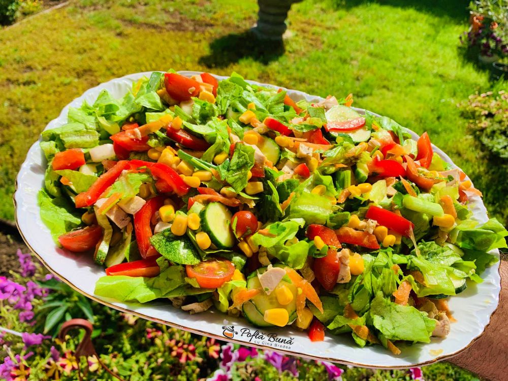 Salata cu piept de pui, rosii si castraveti