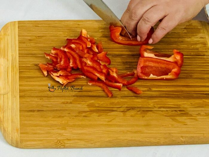 salata piept pui rosii castraveti reteta gina bradea 13 700x525 - Salata cu piept de pui, rosii si castraveti