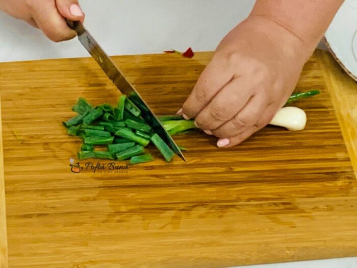 salata piept pui rosii castraveti reteta gina bradea 2 700x525 - Salata cu piept de pui, rosii si castraveti