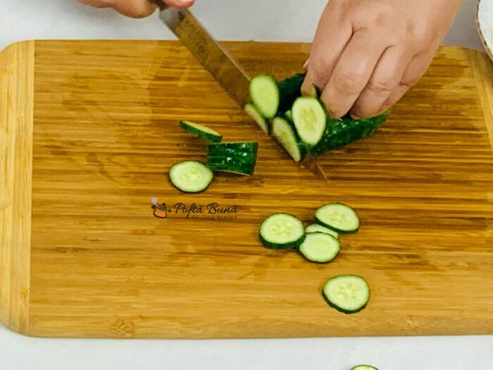 salata piept pui rosii castraveti reteta gina bradea 3 700x525 - Salata cu piept de pui, rosii si castraveti