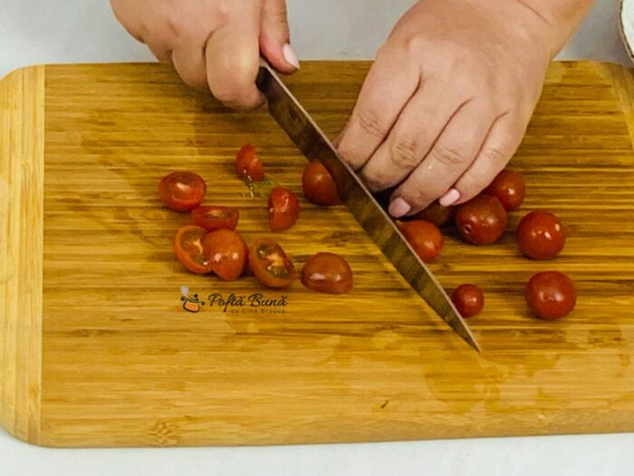 salata piept pui rosii castraveti reteta gina bradea 4 700x525 - Salata cu piept de pui, rosii si castraveti