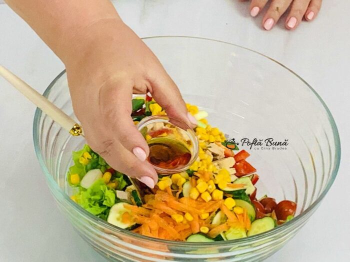 salata piept pui rosii castraveti reteta gina bradea 8 700x525 - Salata cu piept de pui, rosii si castraveti