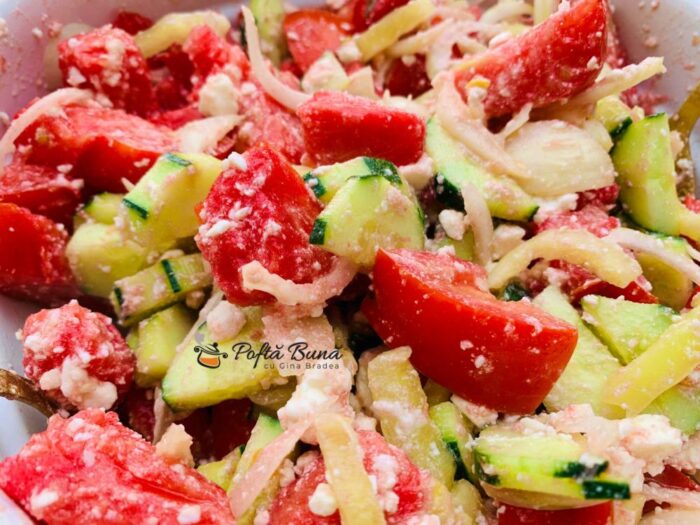 Salata de rosii cu castraveti si branza Salata de rosii cu castraveti si branza