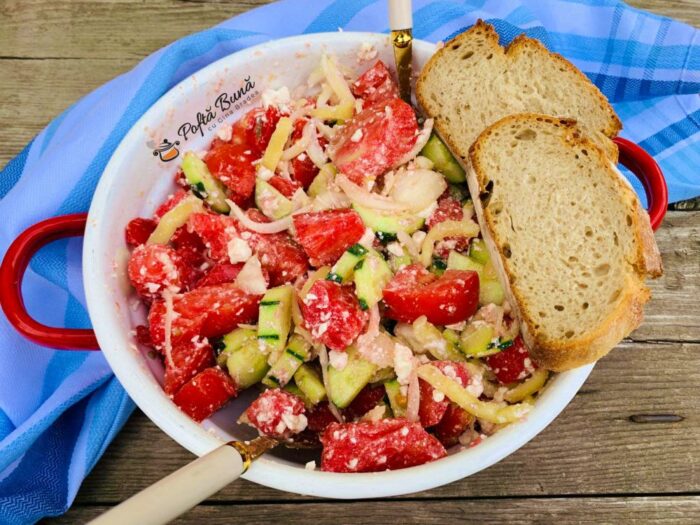 Salata de rosii cu castraveti si branza Salata de rosii cu castraveti si branza