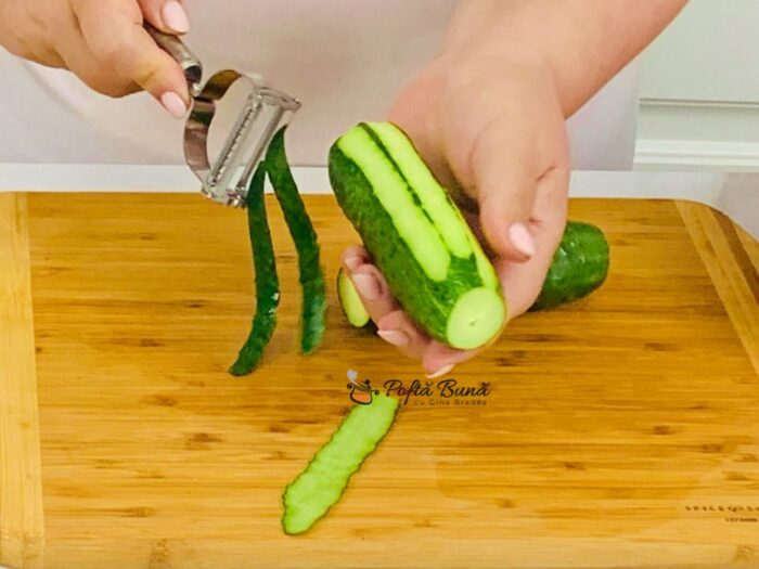 Salata de rosii cu castraveti si branza salata rosii castraveti branza reteta gina bradea 2 700x525 - Salata de rosii cu castraveti si branza