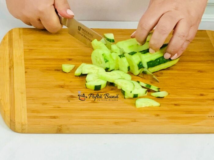 Salata de rosii cu castraveti si branza salata rosii castraveti branza reteta gina bradea 3 700x525 - Salata de rosii cu castraveti si branza