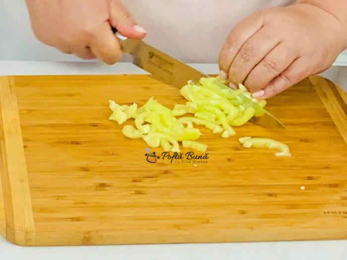 Salata de rosii cu castraveti si branza salata rosii castraveti branza reteta gina bradea 4 700x525 - Salata de rosii cu castraveti si branza