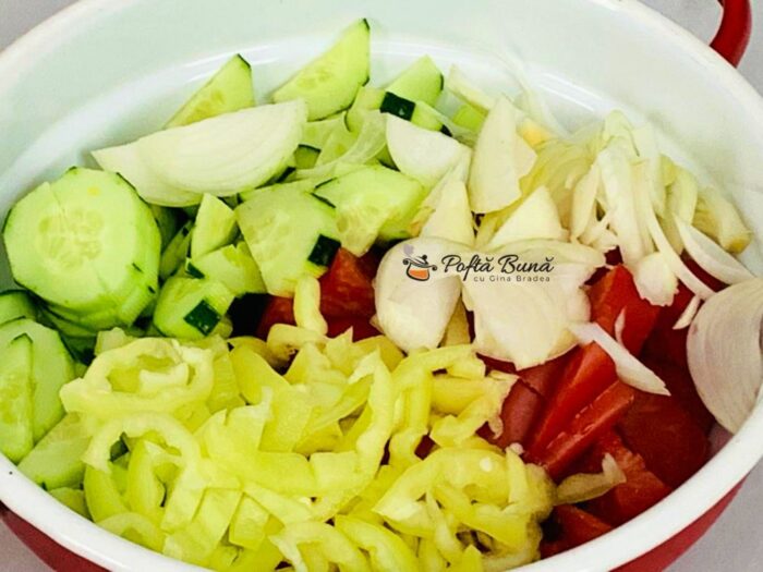 Salata de rosii cu castraveti si branza Salata de rosii cu castraveti si branza