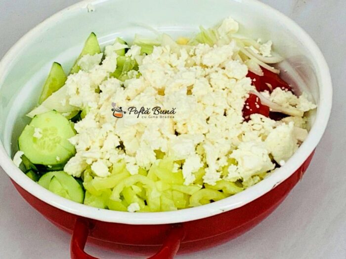 Salata de rosii cu castraveti si branza Salata de rosii cu castraveti si branza