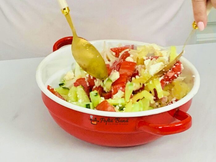 Salata de rosii cu castraveti si branza Salata de rosii cu castraveti si branza