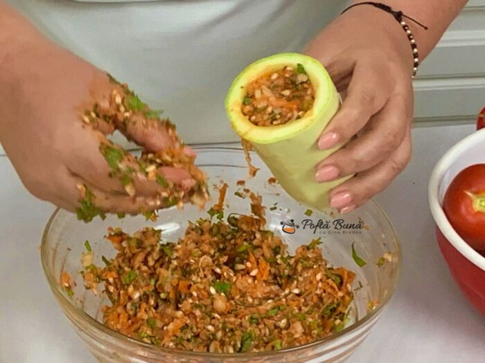 Dovlecei umpluti cu carne si legume