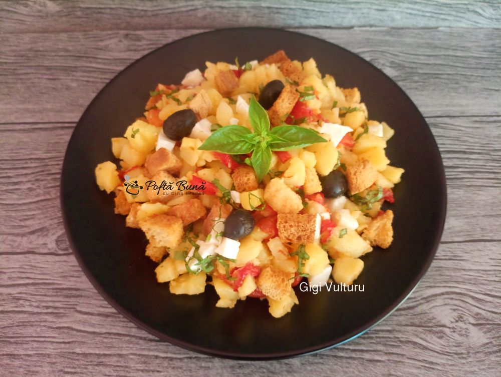 Salata de cartofi cu ardei copt, branza si crutoane Salata de cartofi cu ardei copt, branza si crutoane