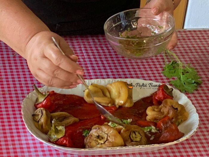 Salata de ardei copti salata de ardei copti reteta gina bradea 1 700x525 - Salata de ardei copti
