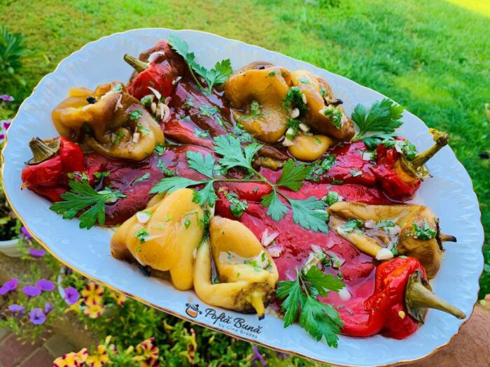 Salata de ardei copti salata de ardei copti reteta gina bradea 2 700x525 - Salata de ardei copti