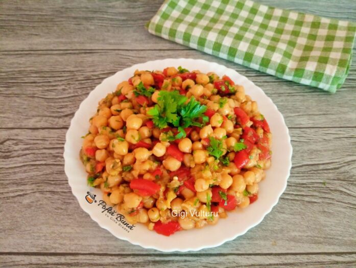 salata de naut cu ardei si vinete 1 697x525 - Pasta de naut cu vinete si ceapa