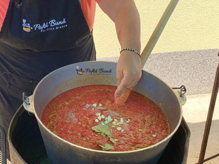 Sos de ceapa si rosii pentru iarna sos de ceapa rosii reteta gina bradea 5 700x525 - Sos de ceapa si rosii pentru iarna