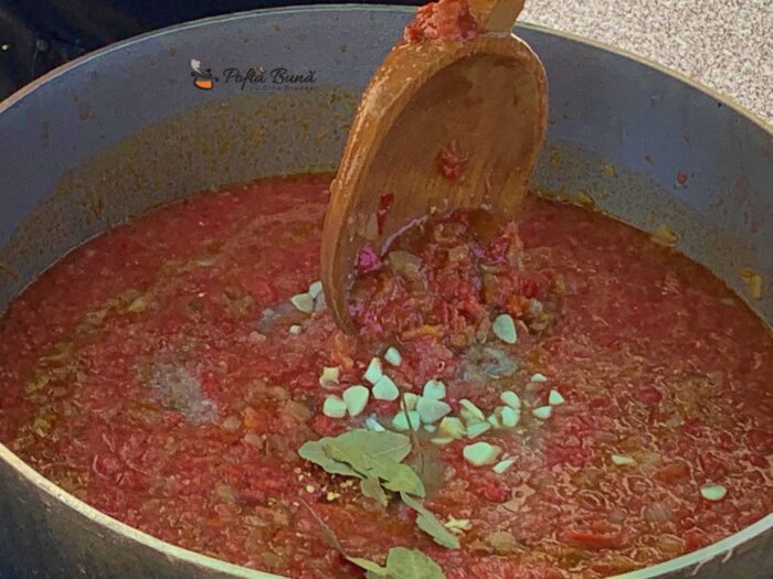 Sos de ceapa si rosii pentru iarna sos de ceapa rosii reteta gina bradea 6 700x525 - Sos de ceapa si rosii pentru iarna