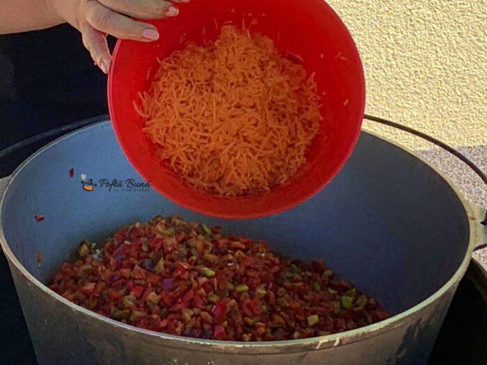 Sos de ceapa si rosii pentru iarna sos de ceapa rosii reteta gina bradea 7 700x525 - Sos de ceapa si rosii pentru iarna