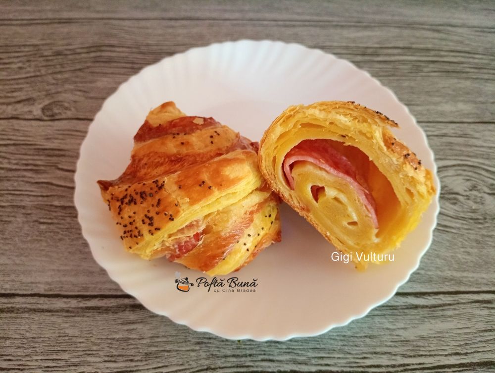 Cornuri aperitiv din foietaj cu salam si cascaval Cornuri aperitiv din foietaj cu salam si cascaval