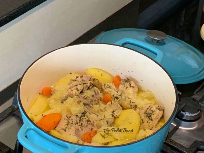 Ostropel alb de pui inabusit reteta moldoveneasca ostropel alb pui inabusit reteta moldoveneasca gina bradea 1 700x525 - Ostropel alb de pui inabusit reteta moldoveneasca