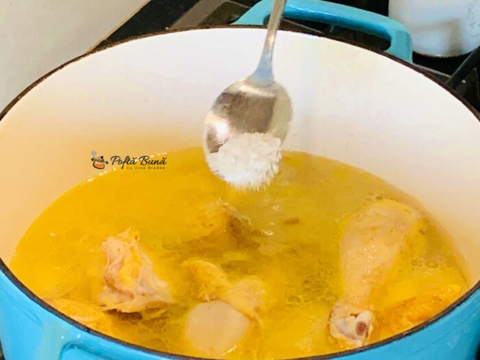 Ostropel alb de pui inabusit reteta moldoveneasca ostropel alb pui inabusit reteta moldoveneasca gina bradea 9 700x525 - Ostropel alb de pui inabusit reteta moldoveneasca