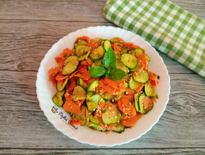 Salata din morcovi, castraveti si susan Salata din morcovi, castraveti si susan