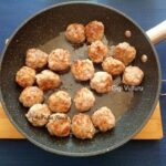 mancare cartofi chiftele mazare reteta gina bradea 2 150x150 - Mancare de cartofi cu chiftelute si mazare