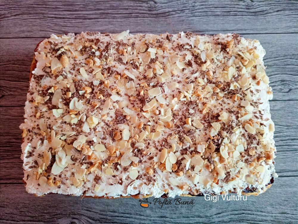 Prajitura rasturnata cu prune si frisca