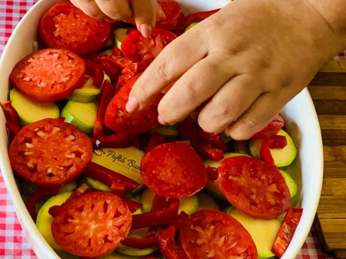 Rulouri de pui cu legume si prosciutto rulouri piept pui cu legume reteta gina bradea 3 700x525 - Rulouri de pui cu legume si prosciutto